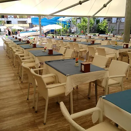 Aparthotel Crystal Towers 3*